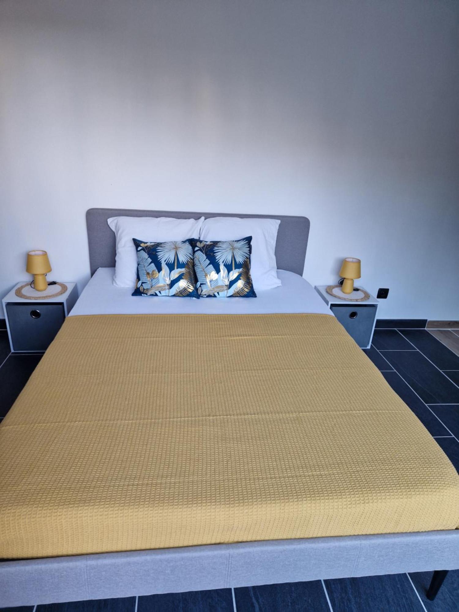 Grand Studio 2 Personnes Saint-Amand-Montrond Exterior photo